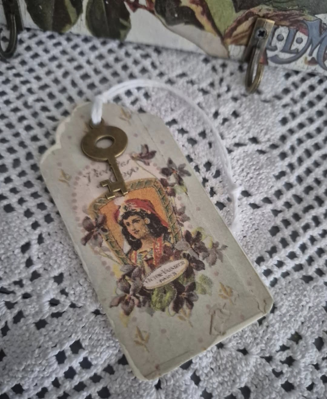 Vintage Victorian Rose Plaque With Bow (photo 3 of 5)